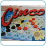 Voorkant van doos in 2D van spel Cinco van speluitgever Franjos Spiele